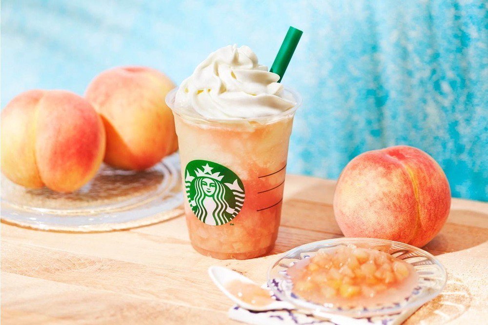 スタバ新作「ピーチ オン ザ ビーチ フラペチーノ」“まるで丸ごとピーチ”ごろごろ果肉&桃ソース -