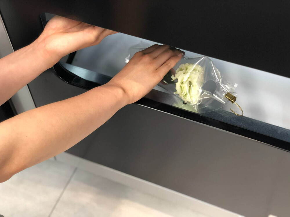 早朝・深夜でも“生花が買える”「花の自動販売機」小田急新宿駅 西口地下に、一輪挿しやドライフラワーなど500円~販売 -