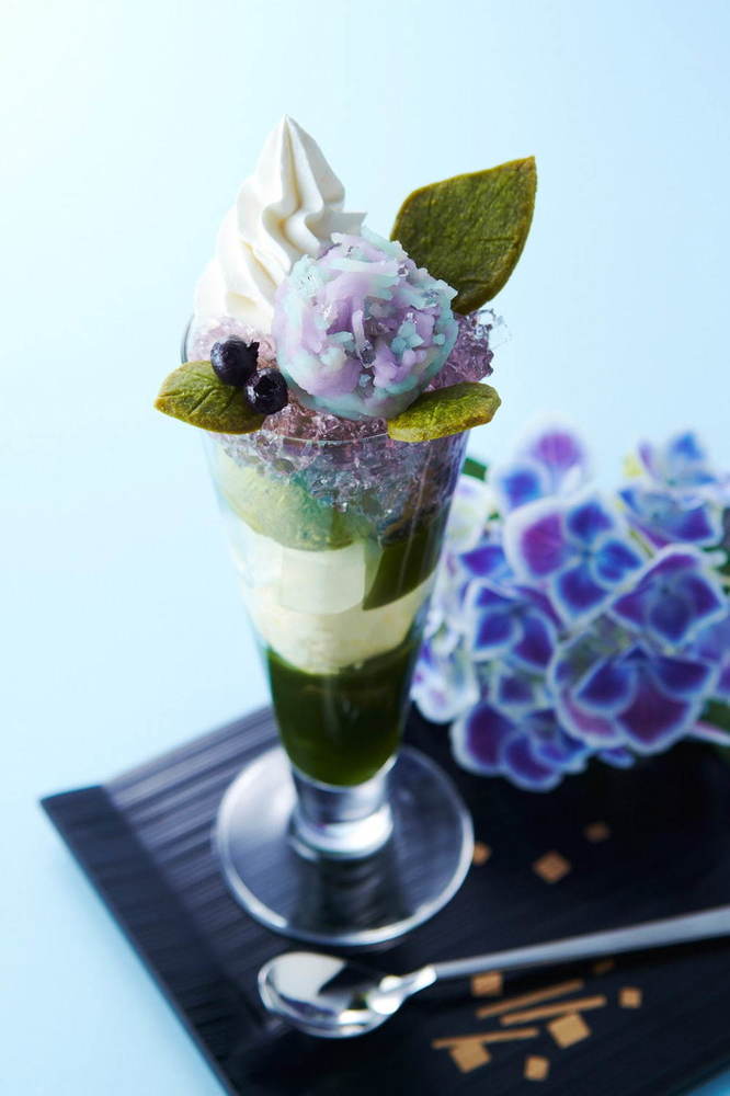 「紫陽花パフェ」京都・伊藤久右衛門から、“あじさい”きんとんを宇治抹茶パフェに飾って -