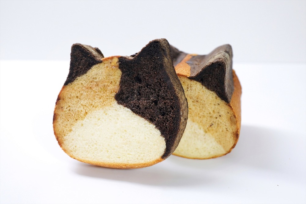 ねこ型高級食パン専門店「ねこねこ食パン」に“三毛猫”の新作、キャラメルやココア生地をミックス -