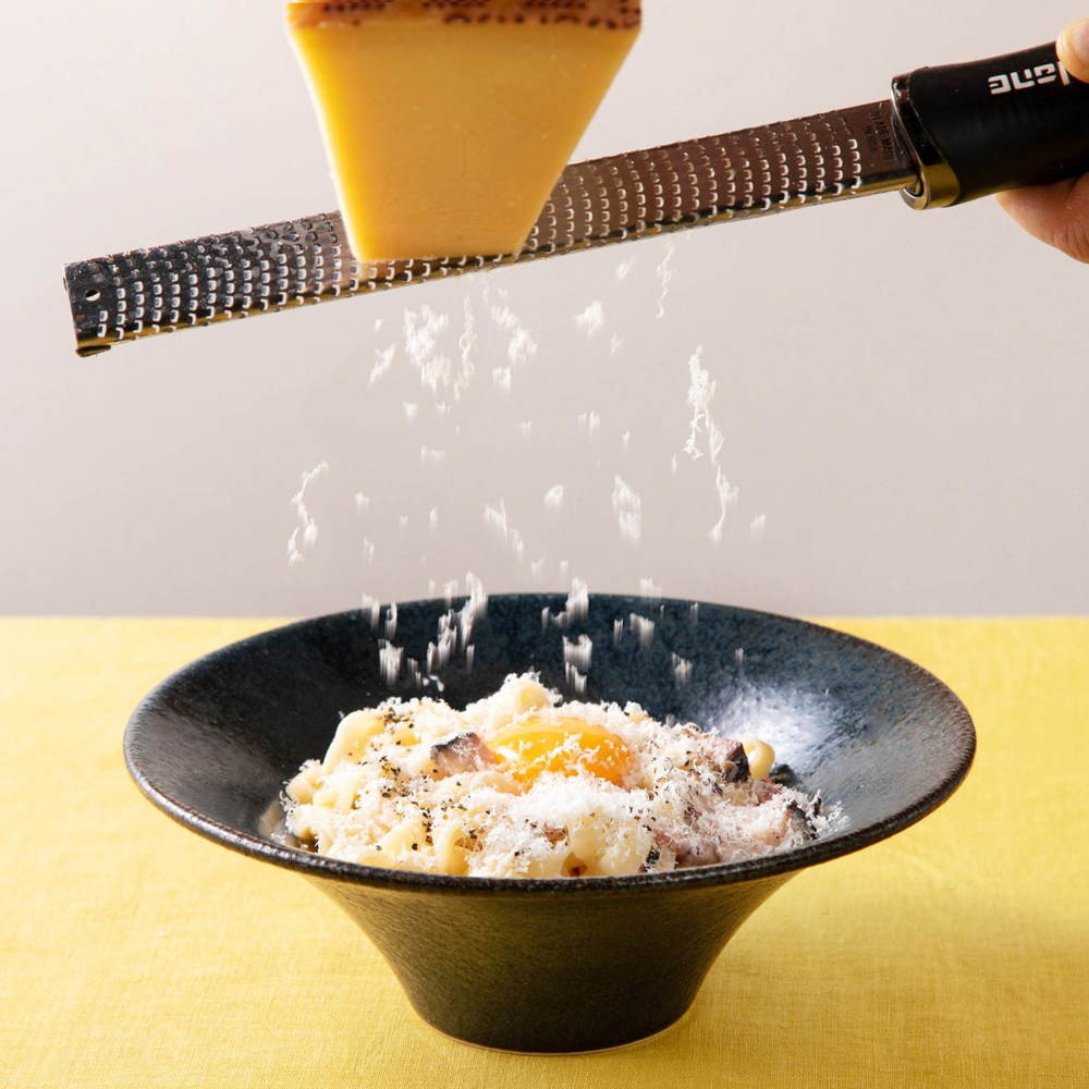 「生カルボナーラ専門店」原宿にオープン、超もちもち生パスタで作る削りたてチーズのカルボナーラ -