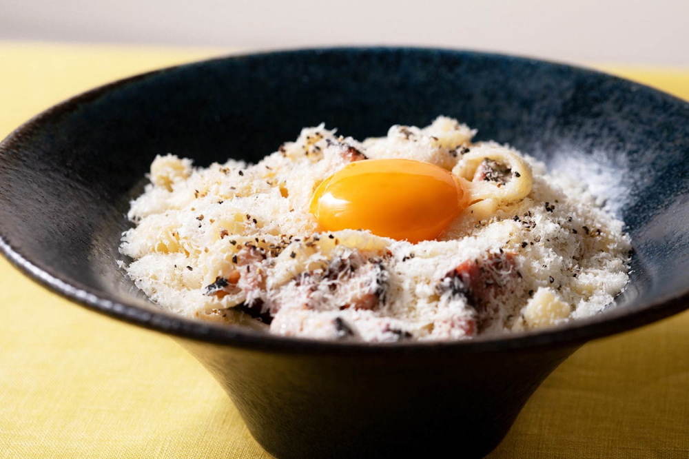 「生カルボナーラ専門店」原宿にオープン、超もちもち生パスタで作る削りたてチーズのカルボナーラ -
