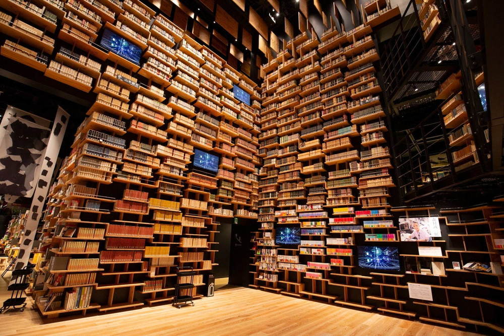 「角川武蔵野ミュージアム」所沢に図書館×美術館×博物館の文化複合施設が本日オープン、高さ8メートルの「本棚劇場」も -