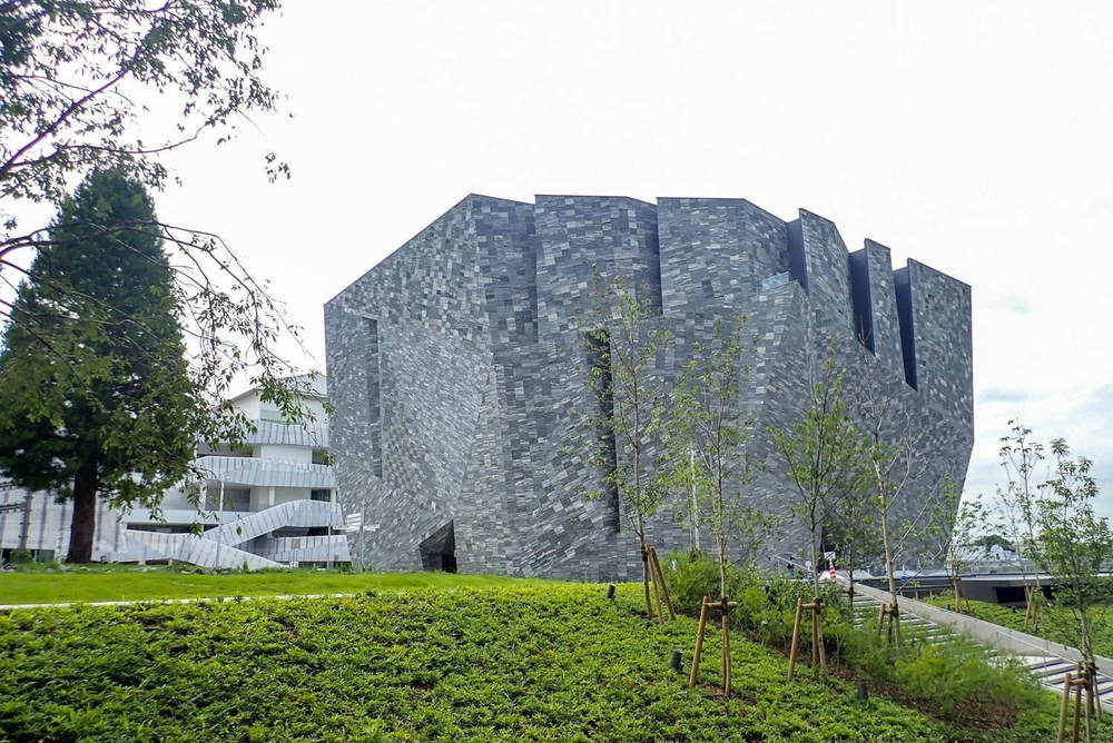 「角川武蔵野ミュージアム」所沢に図書館×美術館×博物館の文化複合施設が本日オープン、高さ8メートルの「本棚劇場」も -