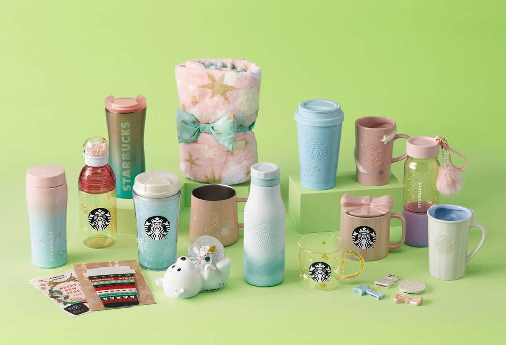 スターバックスのクリスマス限定グッズ - 雪モチーフのボトルやスノードームを抱えたベアリスタ -