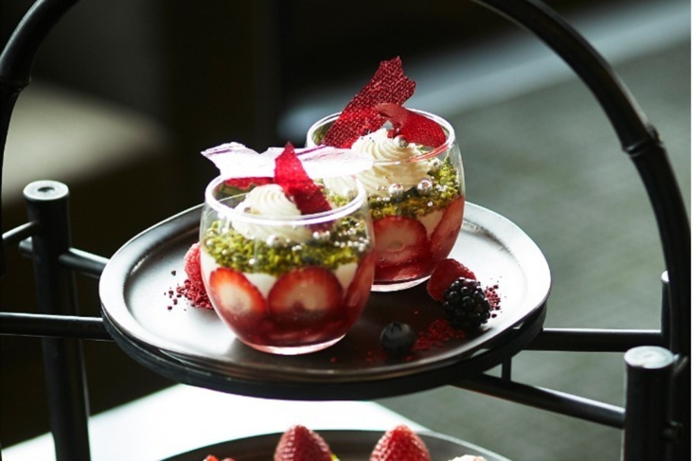 “いちご畑”着想のストロベリーアフタヌーンティーがアマン東京で、苺＆マカロンを敷き詰めた宝石箱 -  