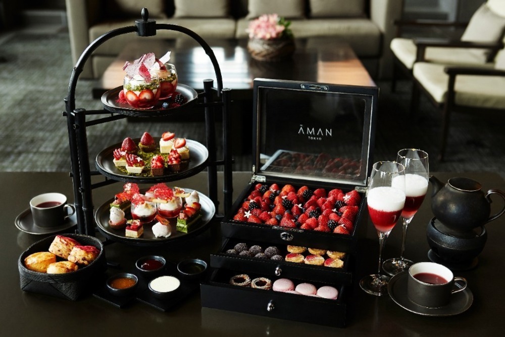 “いちご畑”着想のストロベリーアフタヌーンティーがアマン東京で、苺＆マカロンを敷き詰めた宝石箱 -  