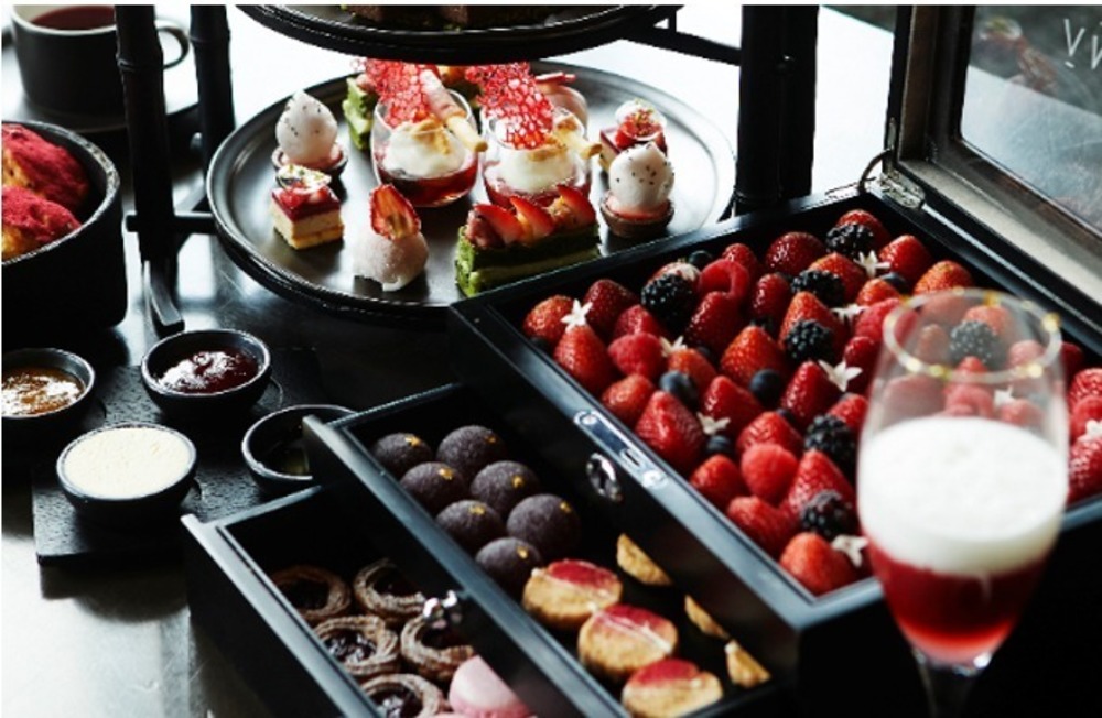“いちご畑”着想のストロベリーアフタヌーンティーがアマン東京で、苺＆マカロンを敷き詰めた宝石箱 -  