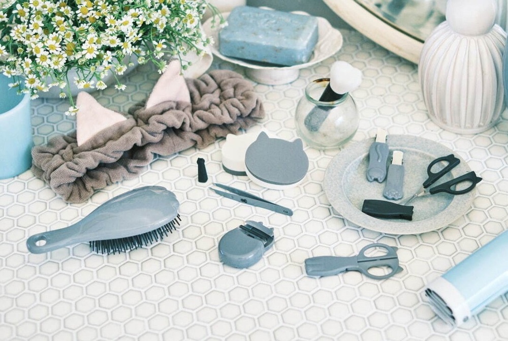 “ねこ”のビューティーツール「ニャーミング」ねこ耳付きカーラーや毛抜き、肉球型メイクブラシなど -  