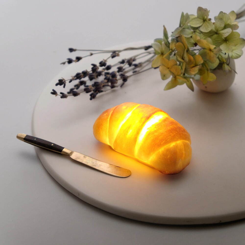 “本物のパン”で出来たライト「パンプシェード」食パン&ロールパンの新作、優しい明かりと共に -  