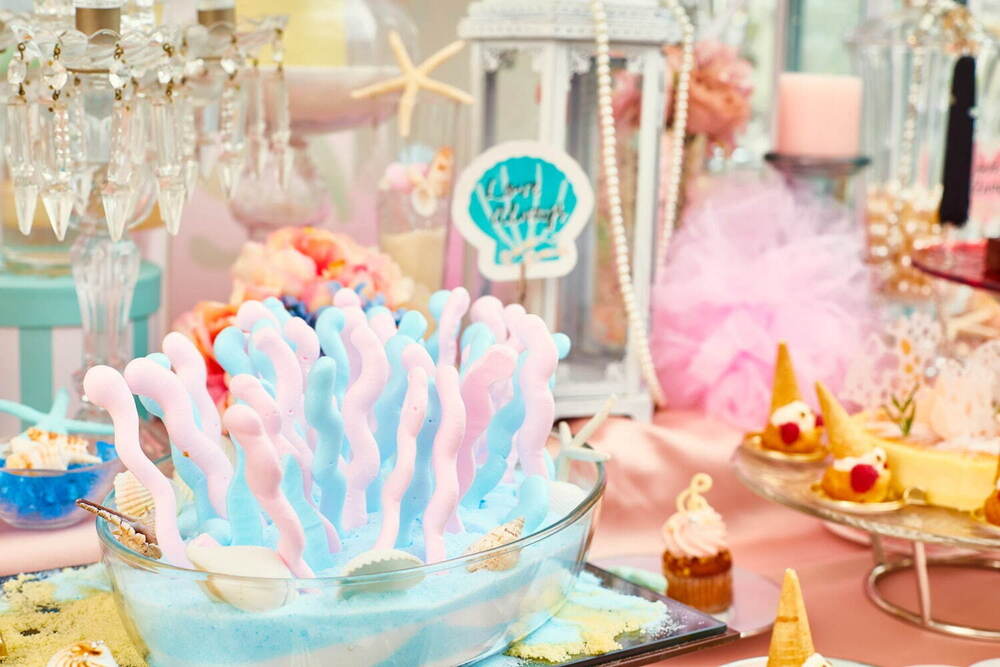 ‟人魚姫”テーマのデザートブッフェが千葉・浦安で、真珠貝のマカロン&サンゴのカップケーキなど -  