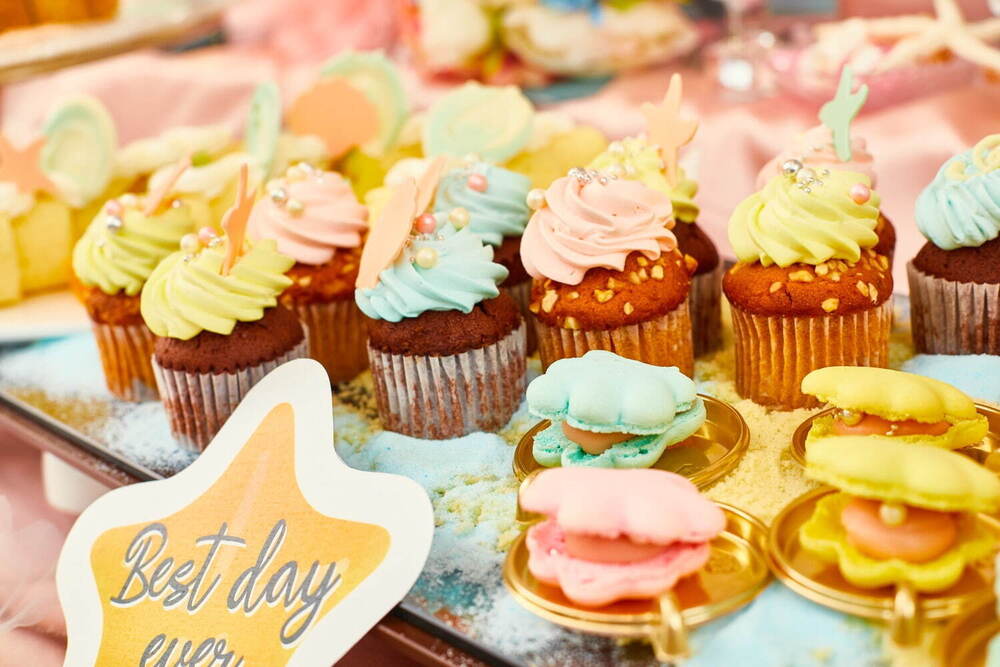 ‟人魚姫”テーマのデザートブッフェが千葉・浦安で、真珠貝のマカロン&サンゴのカップケーキなど -  