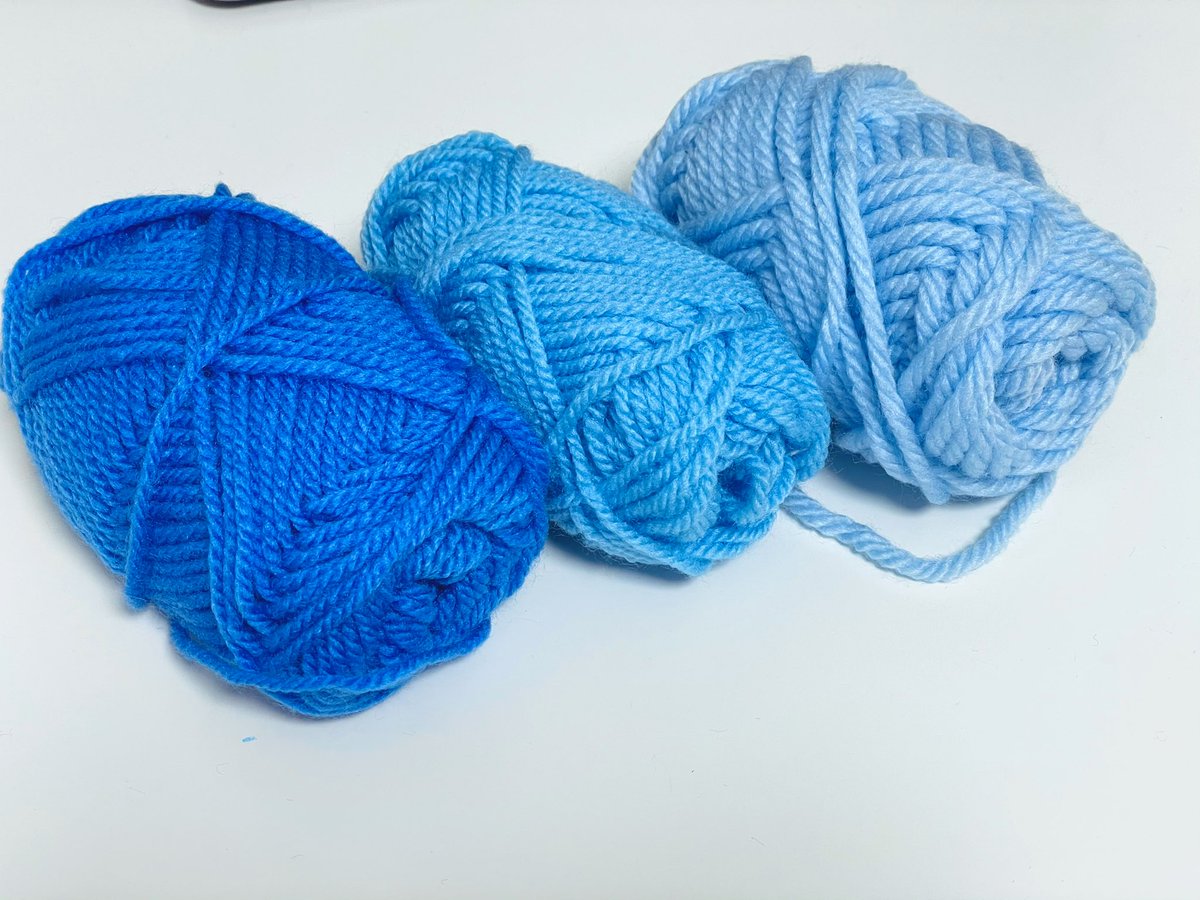  髪についてですが、アクリル毛糸で作った毛束を縫い付けています