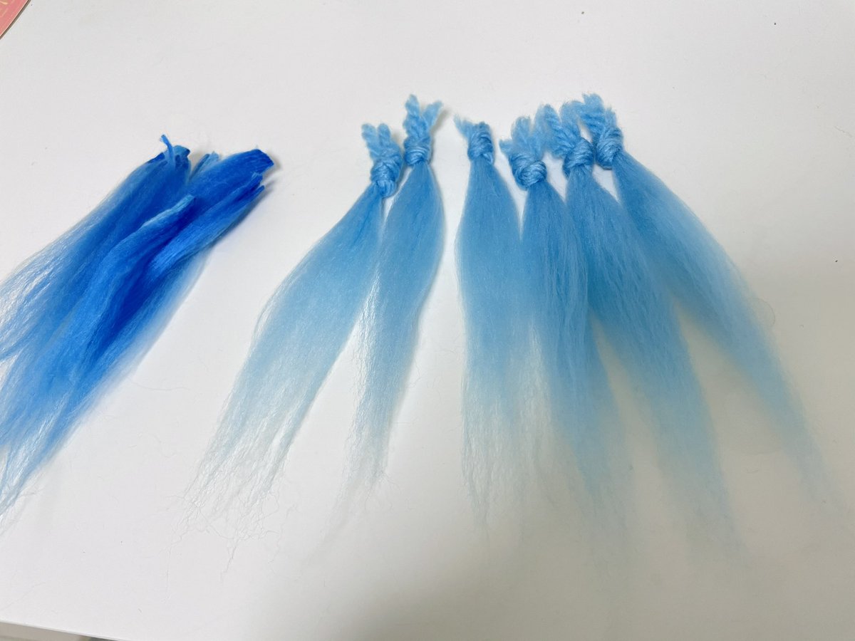  髪についてですが、アクリル毛糸で作った毛束を縫い付けています