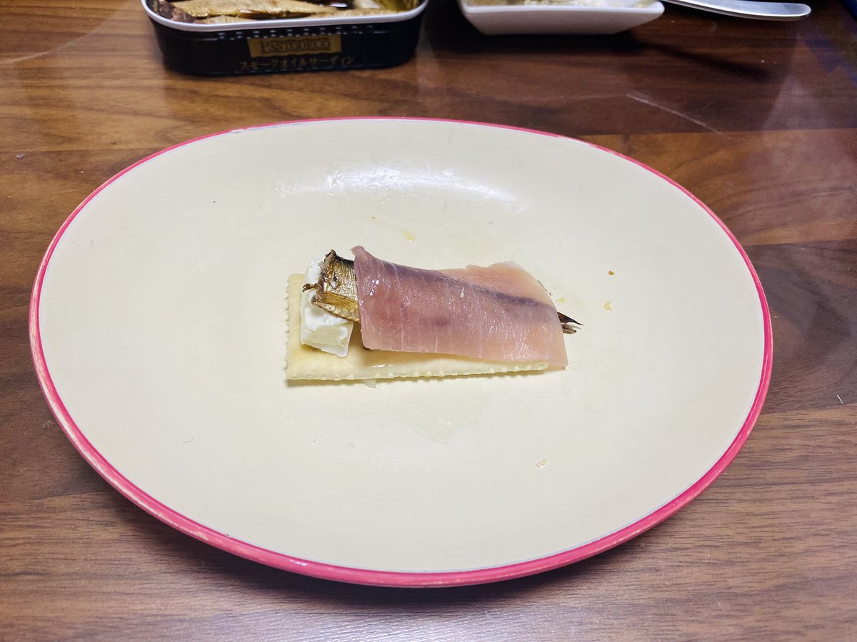 クラッカーにオイルサーディン寝かせて遊んでる 