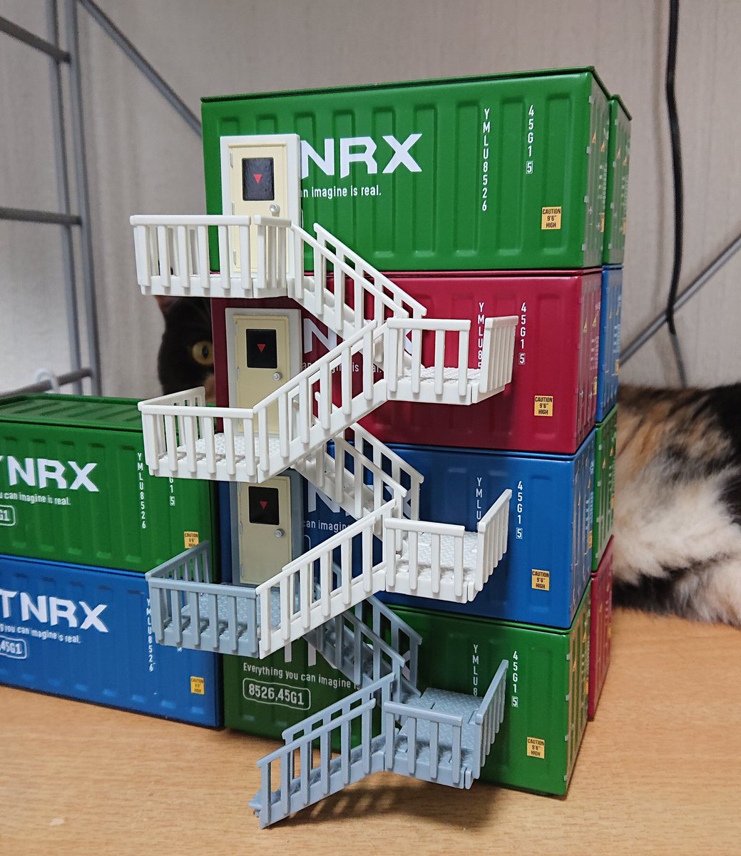 セリアで売っているミニコンテナとガチャポンのマグネット非常階段のサイズがあまりにもぴったりすぎて…ただのコンテナの山が秘密基地に早変わりさ 