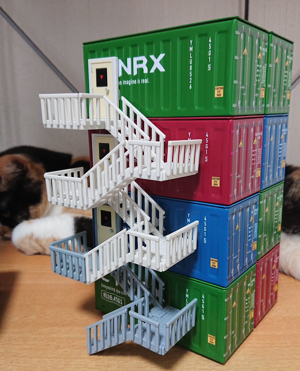 セリアで売っているミニコンテナとガチャポンのマグネット非常階段のサイズがあまりにもぴったりすぎて…ただのコンテナの山が秘密基地に早変わりさ 