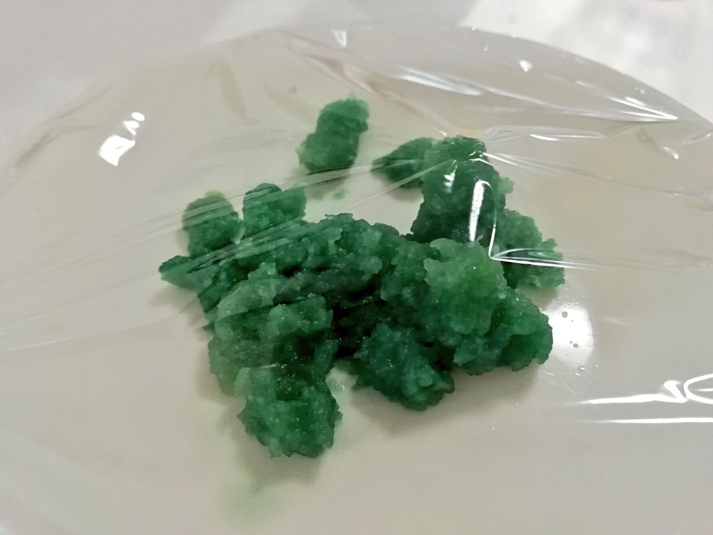 昨日すりおろしたニンニクが今朝は超緑色になってたので驚いて調べたところ「自然な現象です」と書かれていてホッとはしたけど緑がすぎませんか