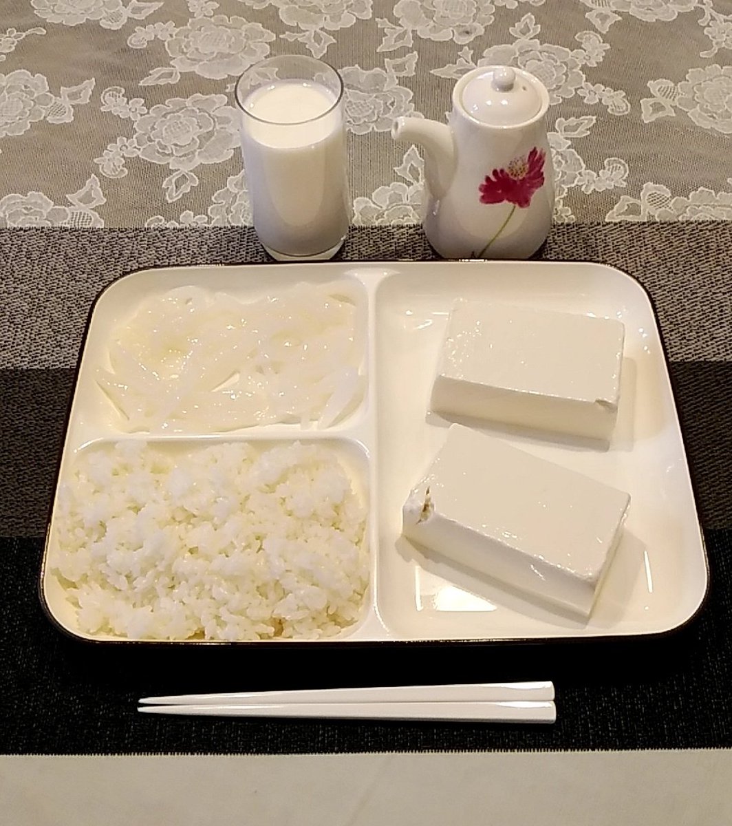 今日の夜ご飯は、豆腐・イカの刺身・白米・牛乳です。 