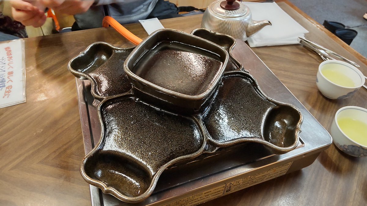 ジンギスカンの店に来たらバトルドームみたいな鉄板出てきたwww 