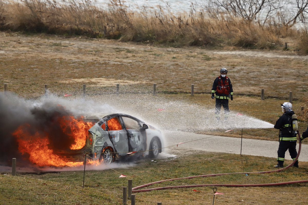 木曽川のキャンプ場でプリウスの丸焼きやってるんですが #火事 