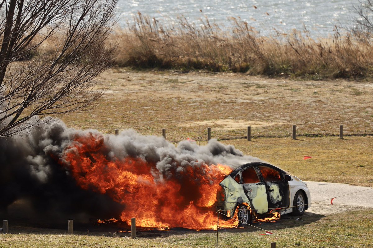 木曽川のキャンプ場でプリウスの丸焼きやってるんですが #火事 