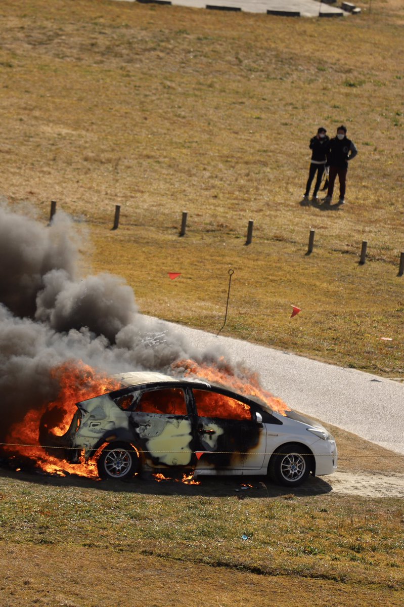 木曽川のキャンプ場でプリウスの丸焼きやってるんですが #火事 