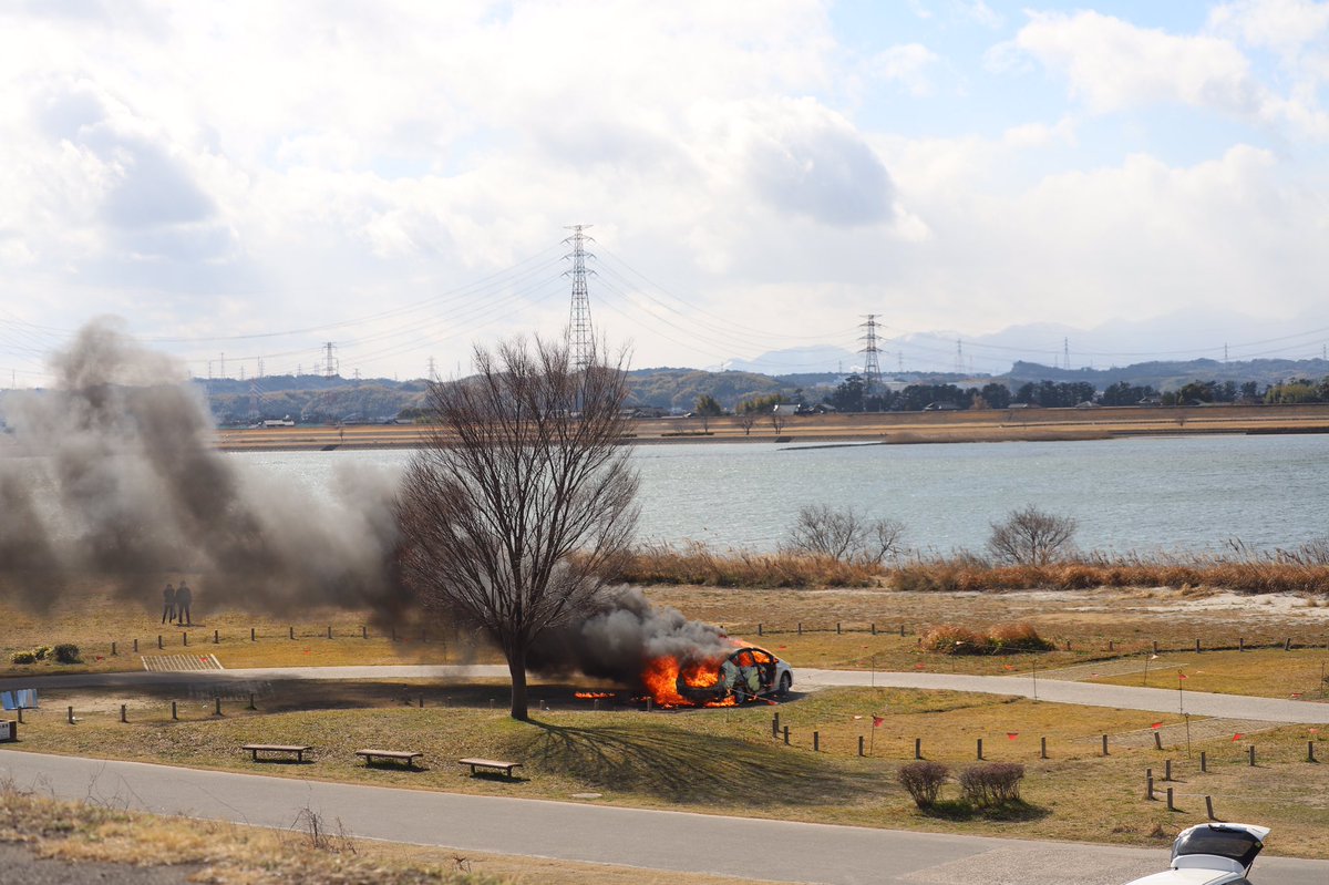 木曽川のキャンプ場でプリウスの丸焼きやってるんですが #火事 