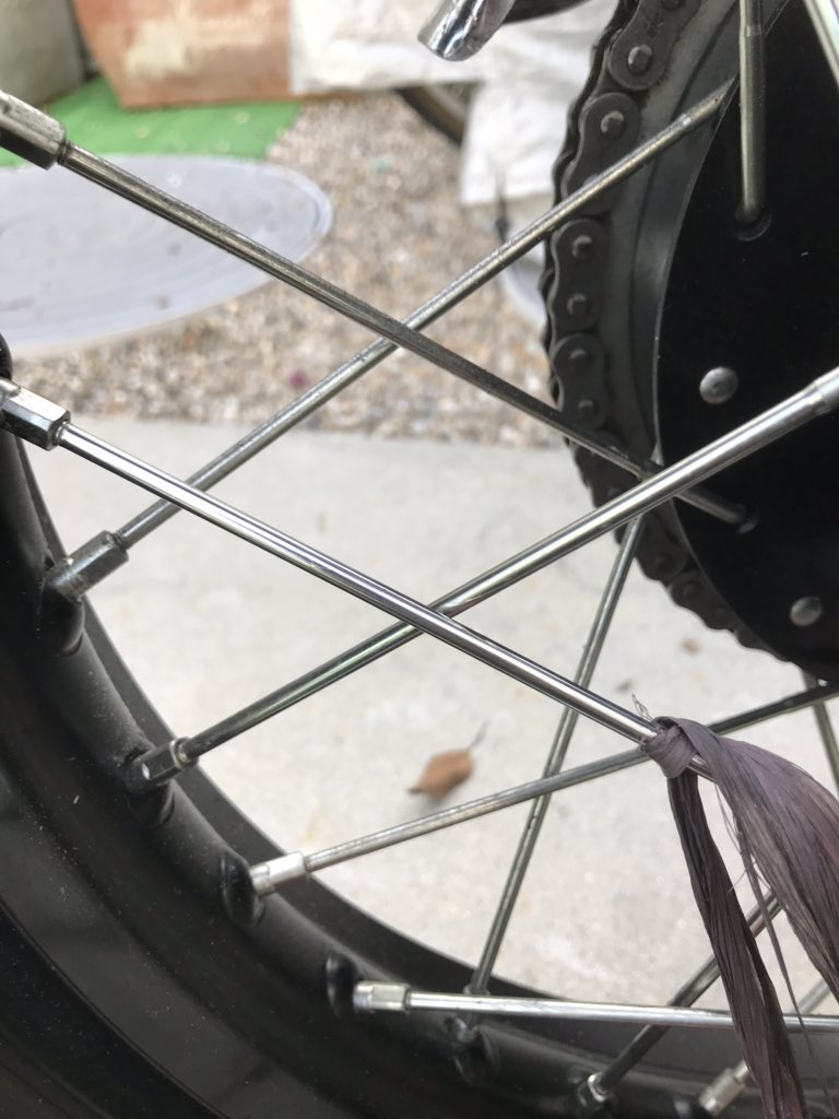 新聞紙縛るビニール紐ってフォーク磨きにもってこいだな コスト安いし、しっかり綺麗になりますわ 