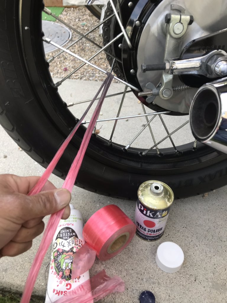 新聞紙縛るビニール紐ってフォーク磨きにもってこいだな コスト安いし、しっかり綺麗になりますわ 