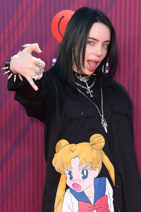 有名な話だけど、ビリーは巨乳で「性的な対象としてみられないためにダボっとしたファッションに身を包んでる」というネット民の解釈に対し、「私がオーバーサイズの服を着てるのは、アナタが私の胸を見て気まずい思いをしないため😜」と反論した話がとてもイケてて好き