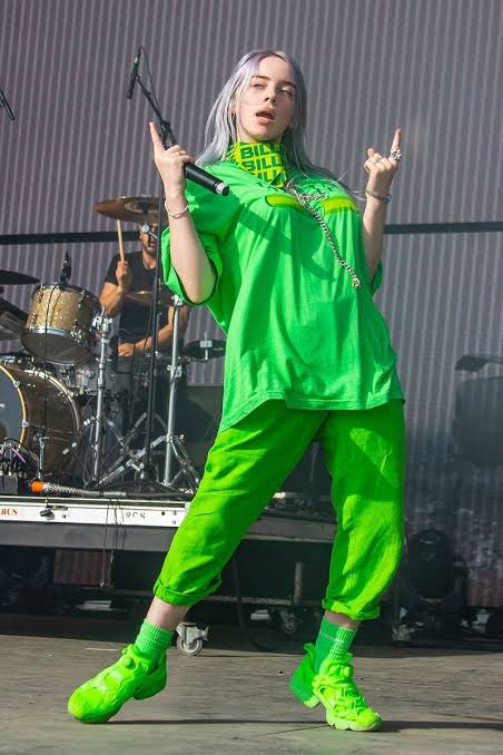 有名な話だけど、ビリーは巨乳で「性的な対象としてみられないためにダボっとしたファッションに身を包んでる」というネット民の解釈に対し、「私がオーバーサイズの服を着てるのは、アナタが私の胸を見て気まずい思いをしないため😜」と反論した話がとてもイケてて好き 