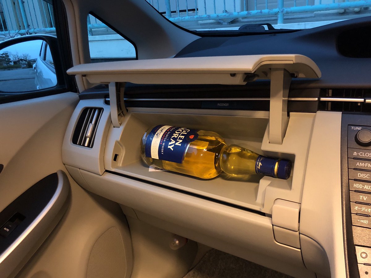 これは永遠の謎ですが、プリウスのグローブボックスには何故か酒がぴったり入ります 