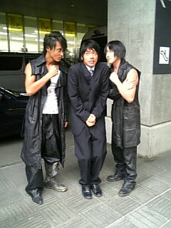 この写真を見た95割の人間は丸くなった影山に気を取られて地獄兄弟の袖が生えてきている事に気付かない これがミスディレクション 