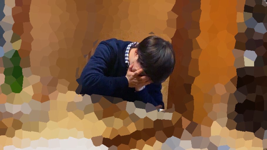 これは付き合いたての頃先輩から送られてきた、私とLINEしてるのが嬉しすぎてニヤけが止まらないのを隠しきれずに顔を覆っている彼氏です