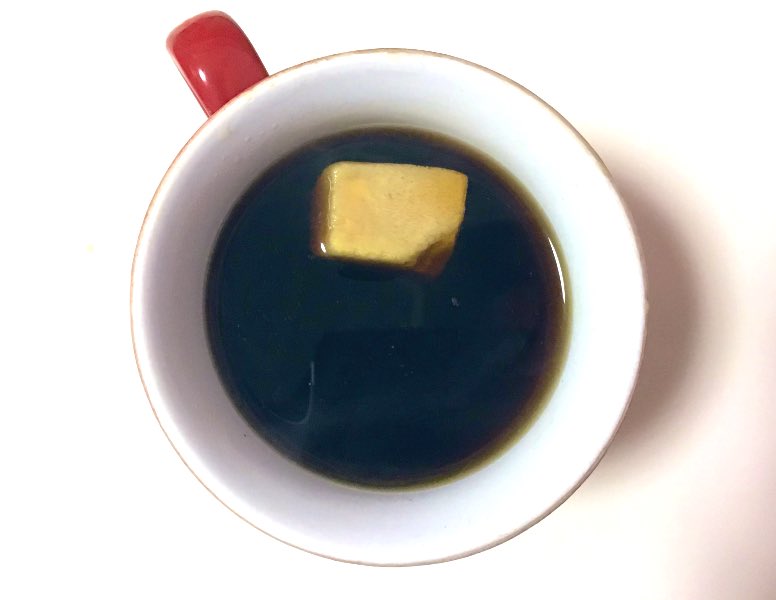 忘れ去られたタッパーから出てきた角砂糖を消費しようとコーヒーに入れた後で角砂糖ではなく高野豆腐だったと気づいた記念写真です 
