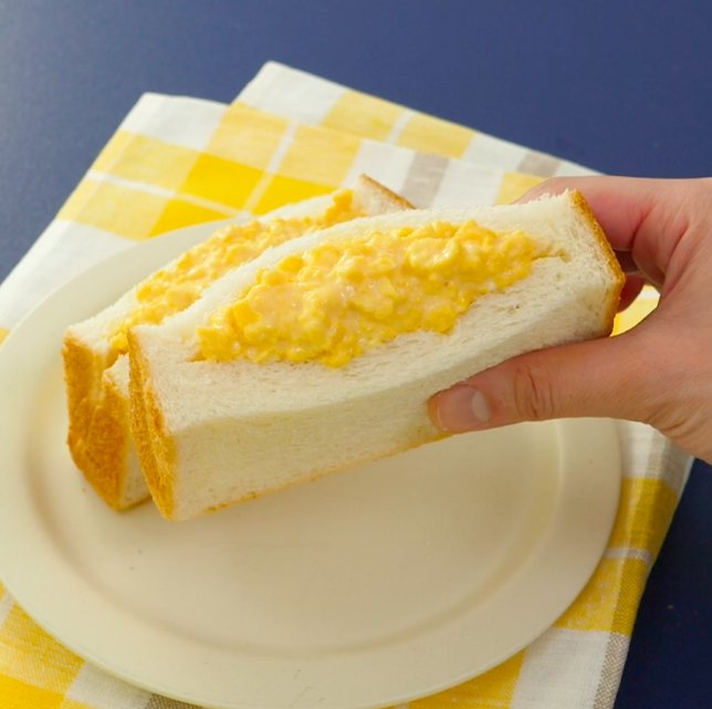   卵3個、水大2、3倍濃縮麺つゆ小1を混ぜ、中火で溶かしたバター20gで半熟スクランブルエッグに