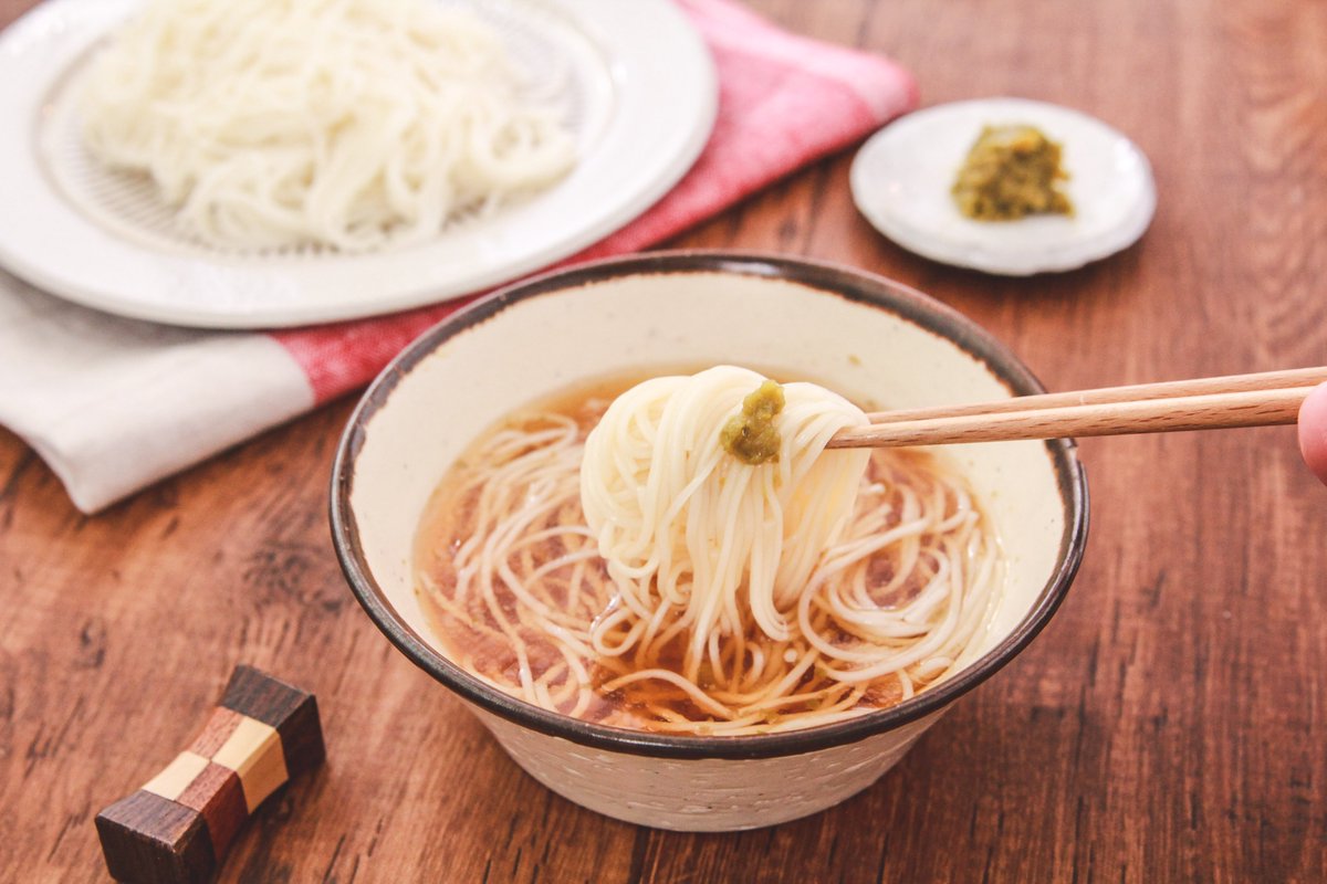 夏は柚子胡椒をもっておくと最高に美味しく素麺が食べられるから、ふだん買わない人もぜひ買ってほしい