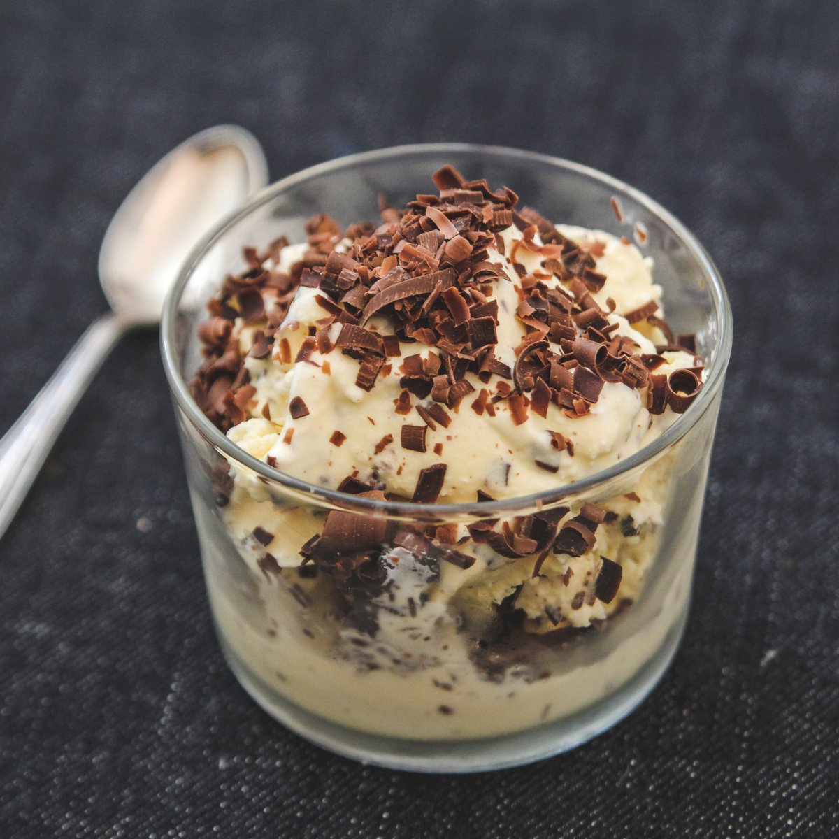 板チョコをピーラーで薄く削ってバニラアイスに混ぜるとめちゃ旨いです