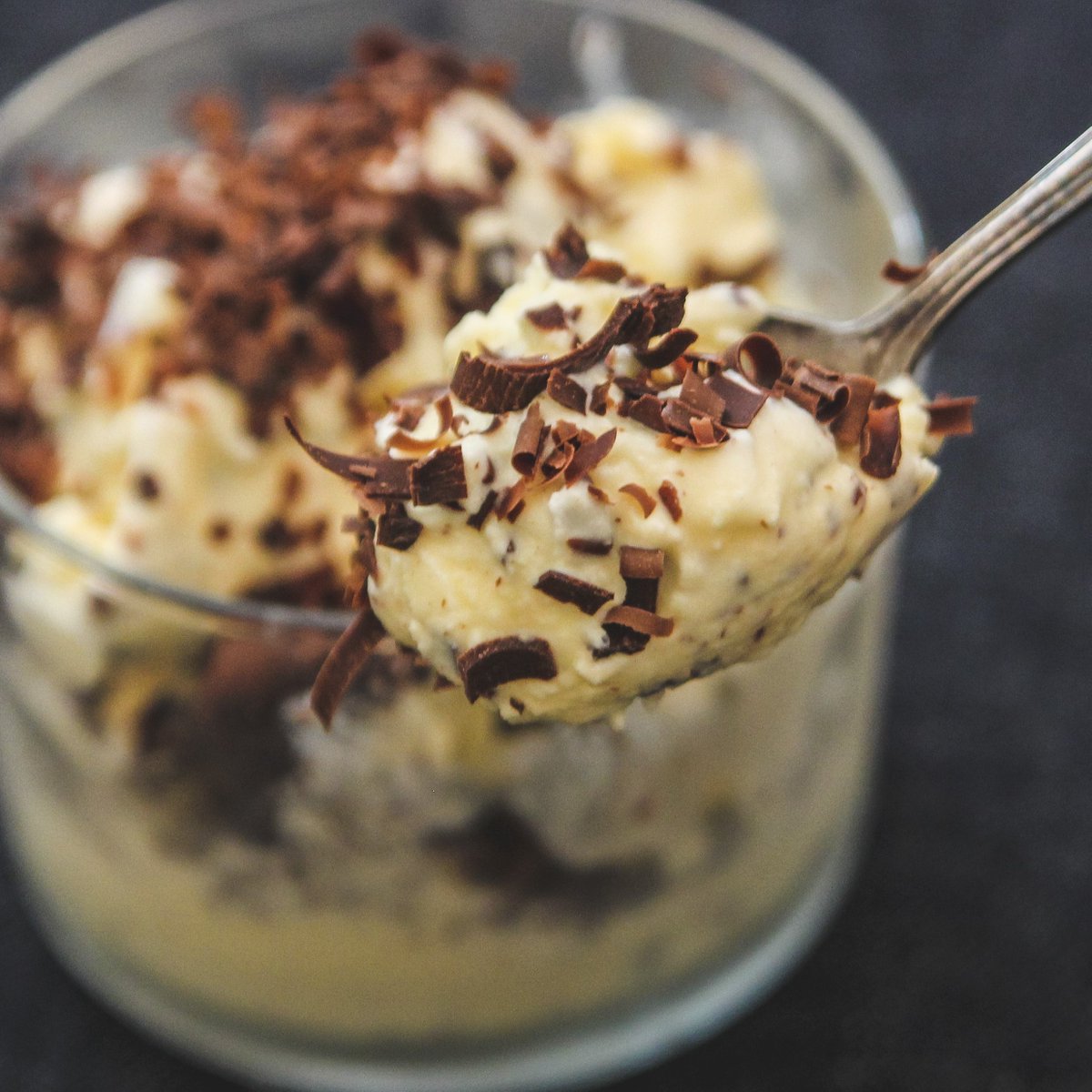 板チョコをピーラーで薄く削ってバニラアイスに混ぜるとめちゃ旨いです