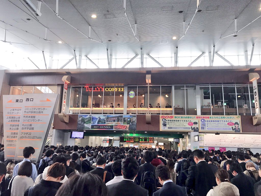 上尾駅が入場規制になると一般参賀みたいになるのね #高崎線 