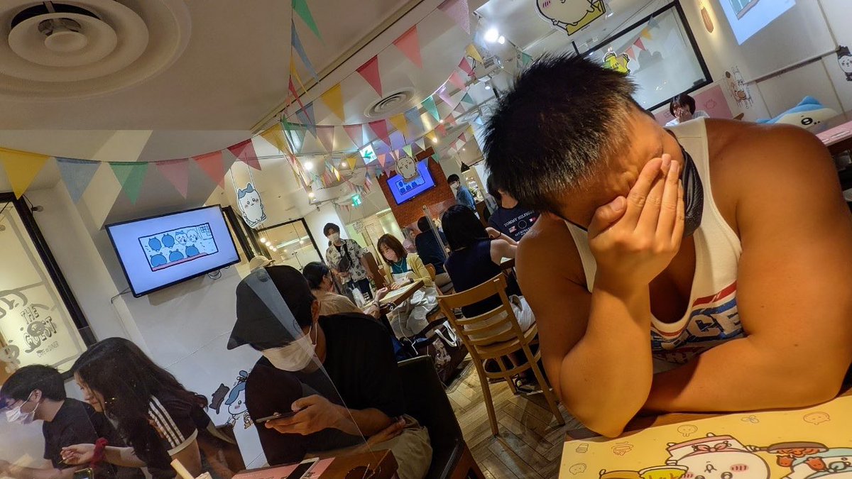 タンクトップでちいかわカフェ来た結果、めちゃくちゃ浮いて店に入る時横のJKに「え、マジ、え