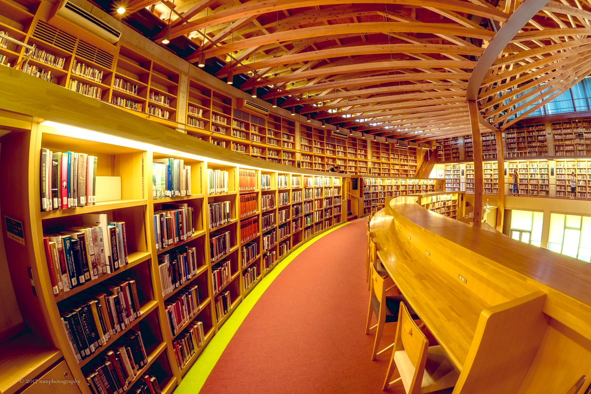 文系で国際教養大学知ってる人割と少ないけどこの図書館見たら誰でも行きたくなるで 