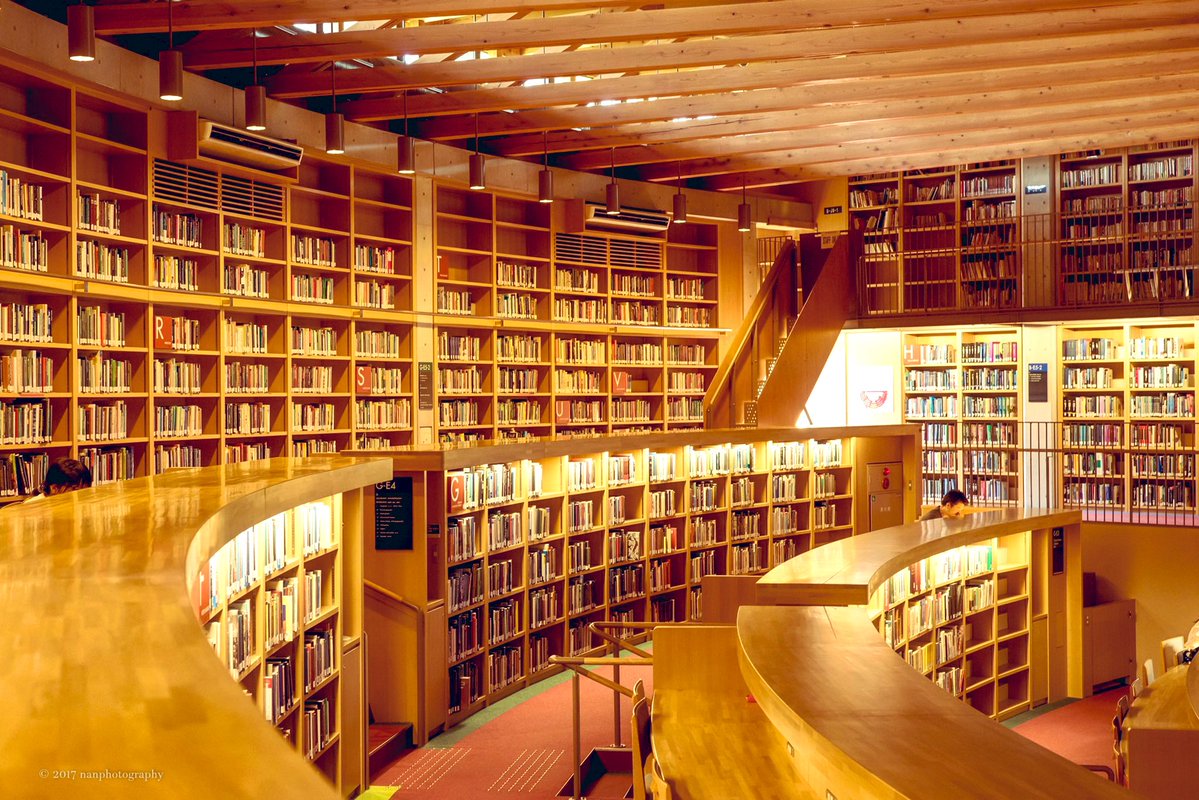 文系で国際教養大学知ってる人割と少ないけどこの図書館見たら誰でも行きたくなるで 