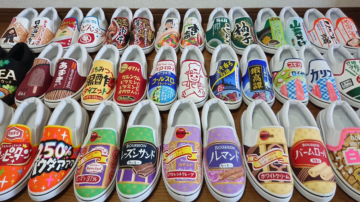 スニーカーに普段食べている好きな物を描いています