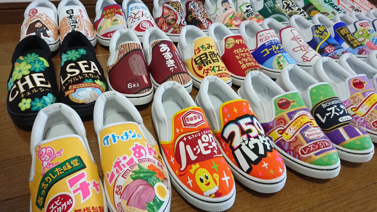 スニーカーに普段食べている好きな物を描いています