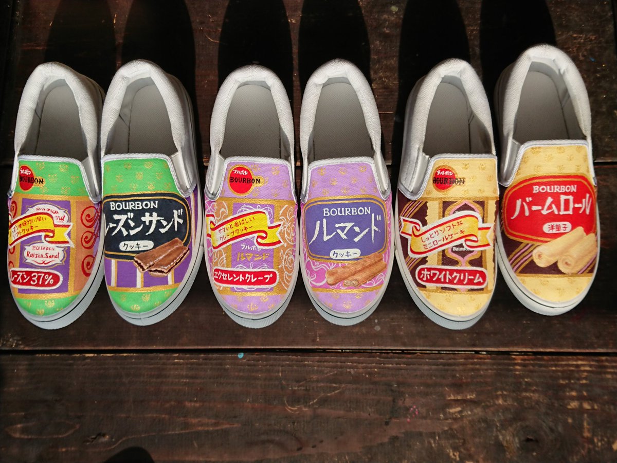 スニーカーに普段食べている好きな物を描いています
