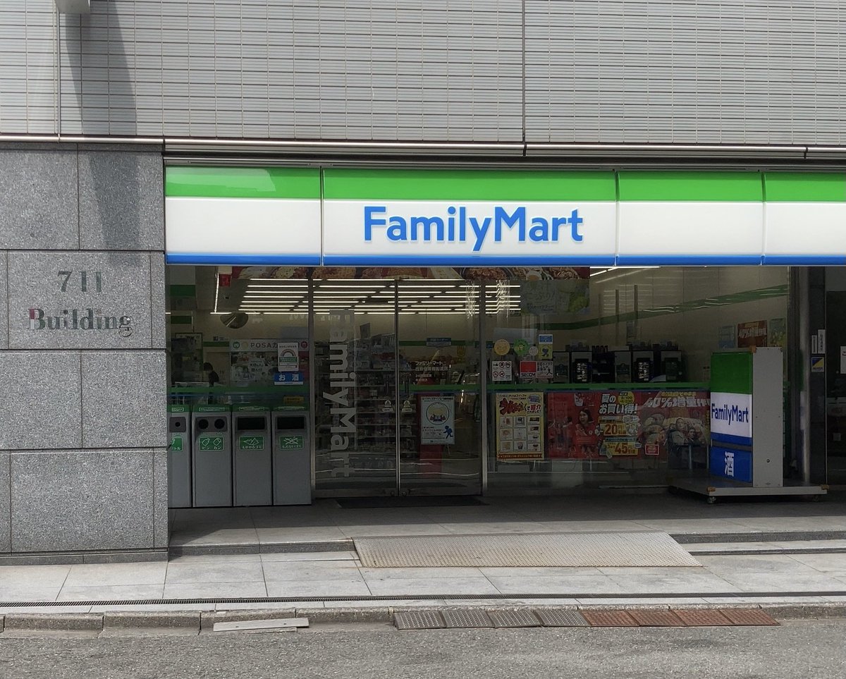 通るたびに、このビルに入るべきコンビニは別だろうと思う。 