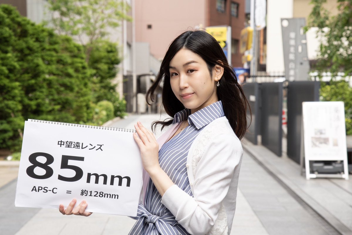 広角→標準→中望遠→望遠レンズ  被写体の大きさ、立ち位置、F値は同じでも背景はこんなに違う🤔  そりゃポートレート撮るなら望遠欲しくなるよね😂😂 (こんな事に付き合ってくれたモデルさん最高です🙆‍♂️🙆‍♂️) 