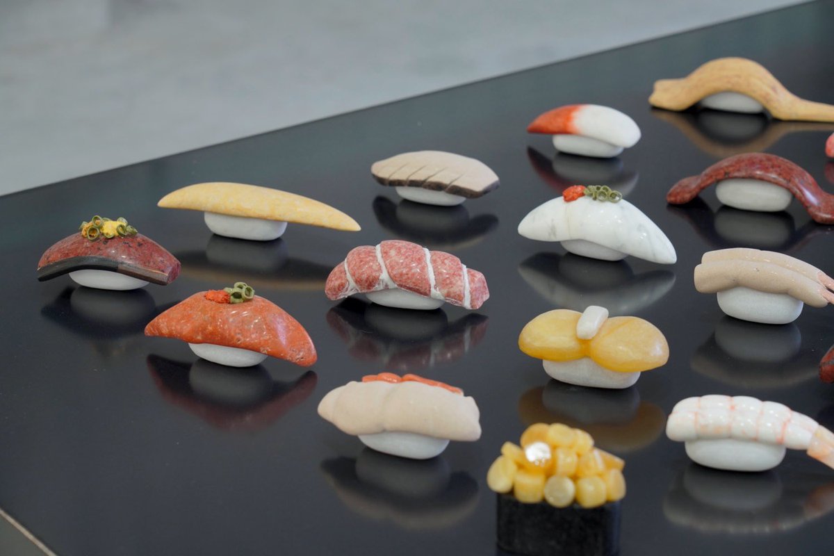 五美大展このご時世なかなか来れないと思うのでここで見て貰えたら嬉しい、、コロナで前期リモートの中後期にせっせと頑張って彫った卒制の石以外何も使ってない着色料無使用の天然石寿司 全部石です